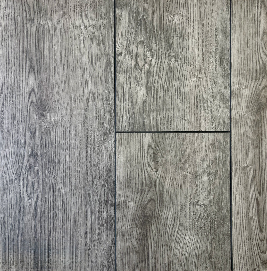 Grey washed oak-look Goodfellow Prag No.028 12mm laminate planks showing wood grain and plank joints